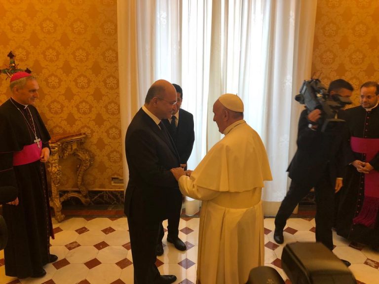 بالصور... رئيس الجمهورية يلتقي بابا الفاتيكان